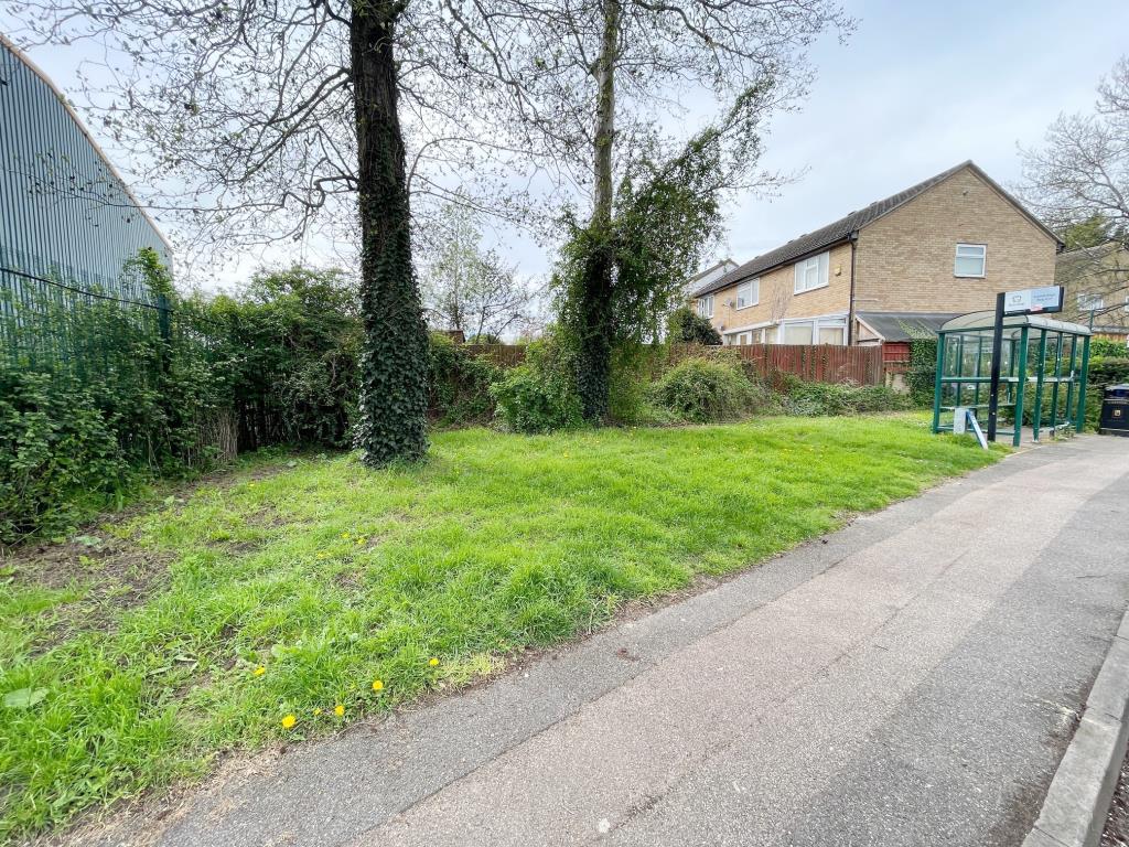 Lot: 11 - FREEHOLD PARCELS OF LAND - Triangle of Land on Kings Hedges Road with bus shelter